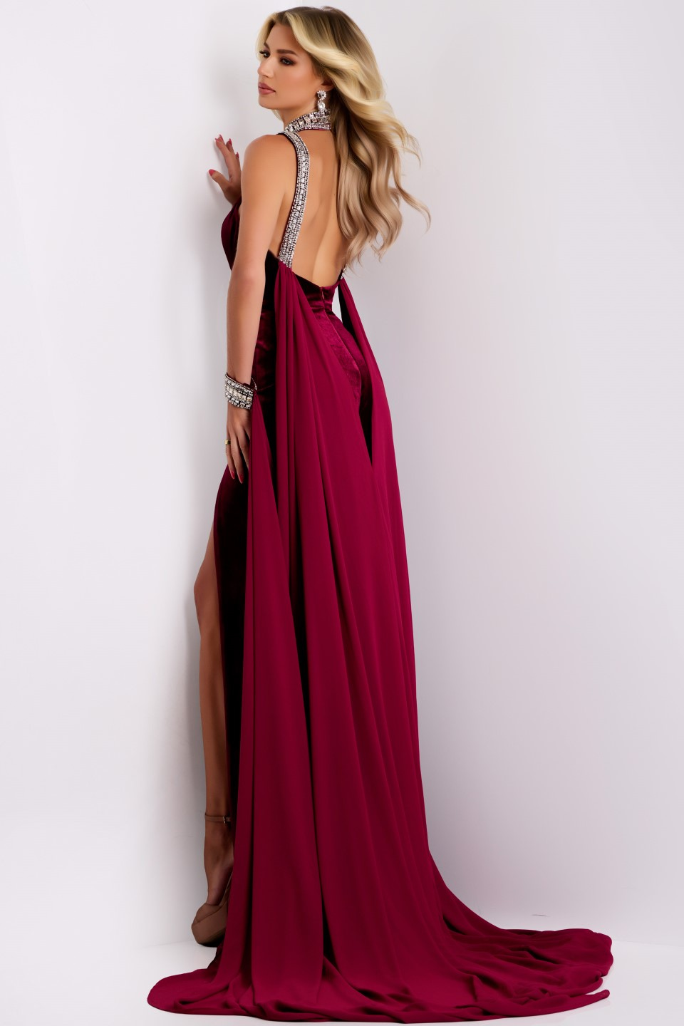 Model wearing Jovani dress 43699.
