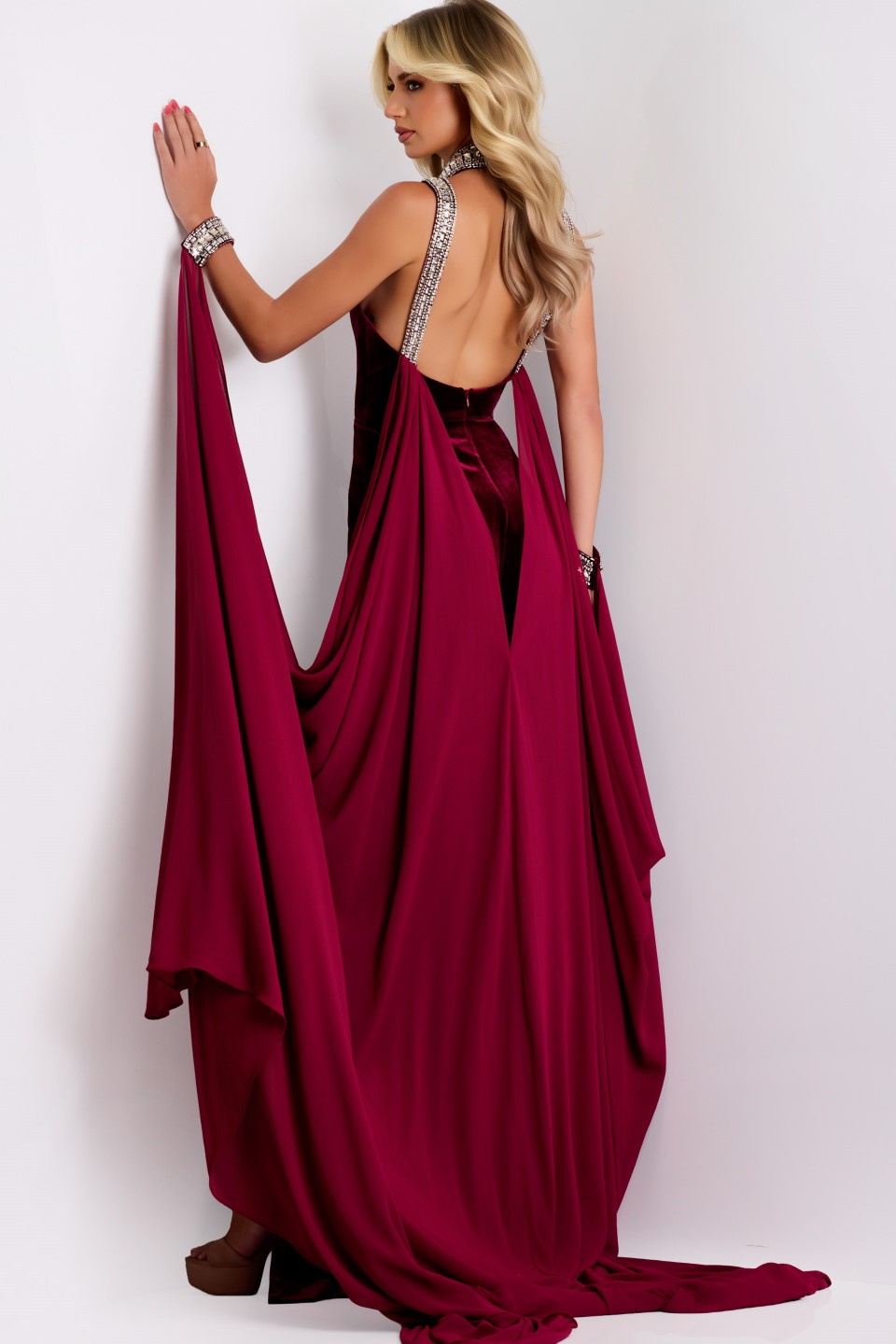 Model wearing Jovani dress 43699.