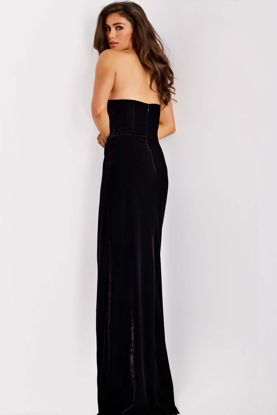 Model wearing Jovani dress 43703.